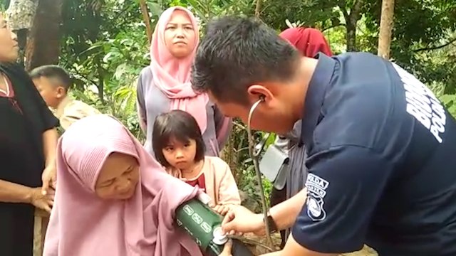 Korban Gempa Banten Sumringah Periksa Kesehatan