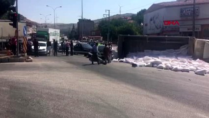 AFYONKARAHİSAR FRENİ BOŞALAN KAMYON 6 ARACA ÇARPIP, DEVRİLDİ
