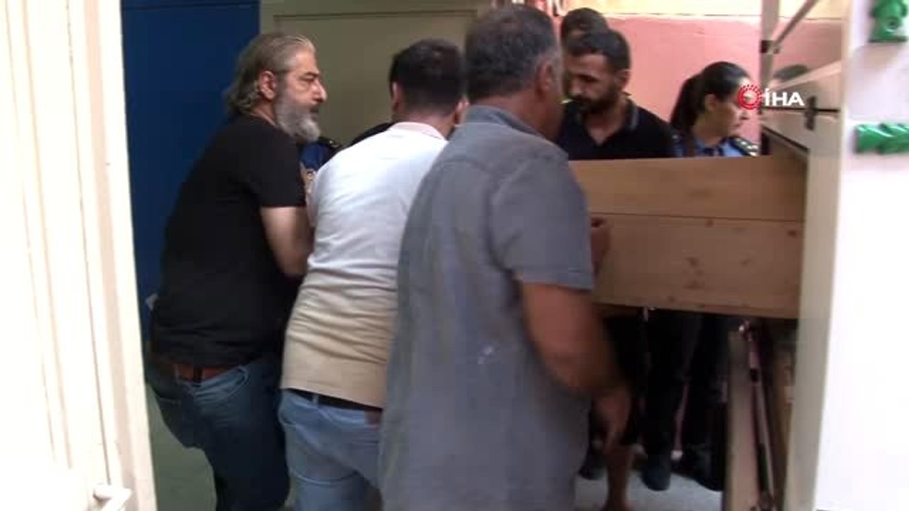 Ölen bekçinin 2 haftalık eşi ve kız kardeşleri babalarına sarıldı