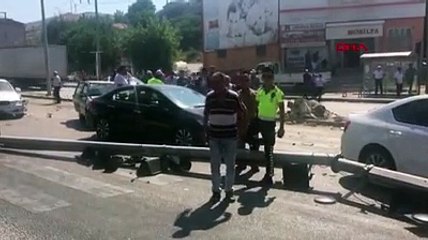 Freni boşalan kamyon 6 araca çarpıp, devrildi