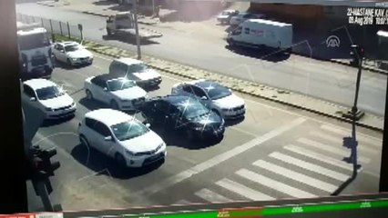 Afyonkarahisar'da tır otomobillere çarparak devrildi