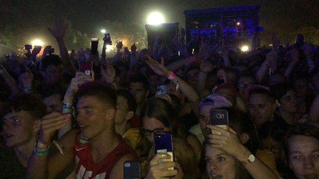 Georgio escalade la régie technique et chante un joyeux anniversaire Au Pont Du Rock