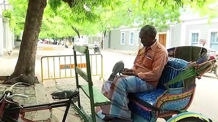 செல்வராஜ் மடியில் சொகுசாக உட்கார்ந்து கொண்டு.. கையில் இருப்பதை கொத்திக் கொத்தி தின்ற காக்கா-வீடியோ