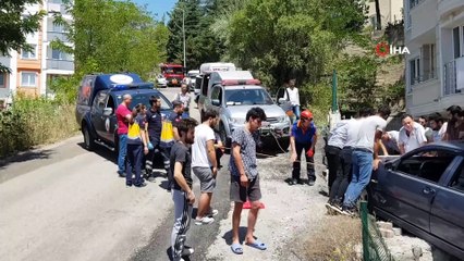 Otomobil askıda kaldı, araç içinde mahsur kalanları vatandaşlar kurtardı...O anlar kamerada