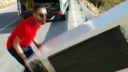 Uçurumdan attığı buzdolabını geri çıkarmak zorunda kaldı