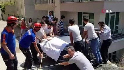 Otomobil askıda kaldı, içindekileri vatandaşlar kurtardı