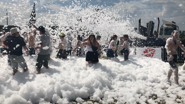 Des DJ et un canon à mousse animent le camping pour lancer la seconde journée d’Au Pont Du Rock