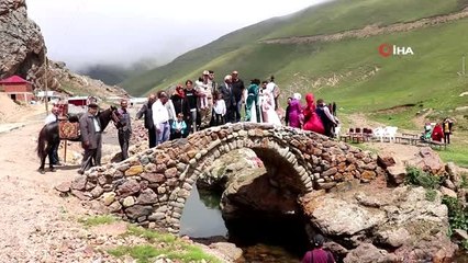 Yayladaki tarihi köprüde defile