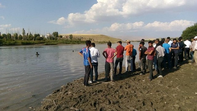 Muş: Murat Nehri'ne giren 3 çocuk boğuldu, akıntıya kapılan bir kişi aranıyor