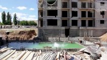 Sıcaktan bunalan işçiler havuz inşaatında serinliyor - SİVAS