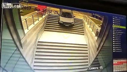 Ce conducteur confond les escaliers d'un immeuble avec l'entrée du parking