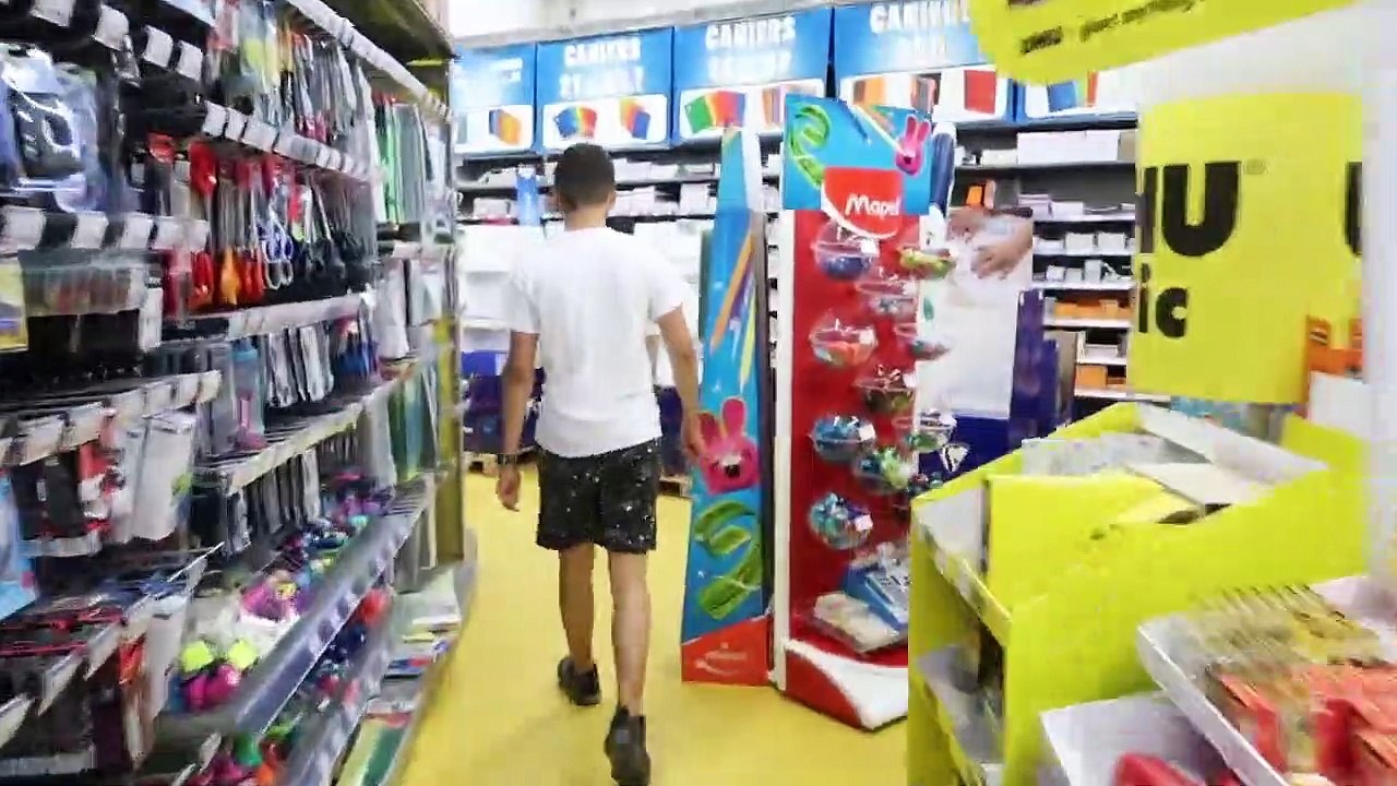 Cache-Cache dans un Magasin de Fournitures Scol...