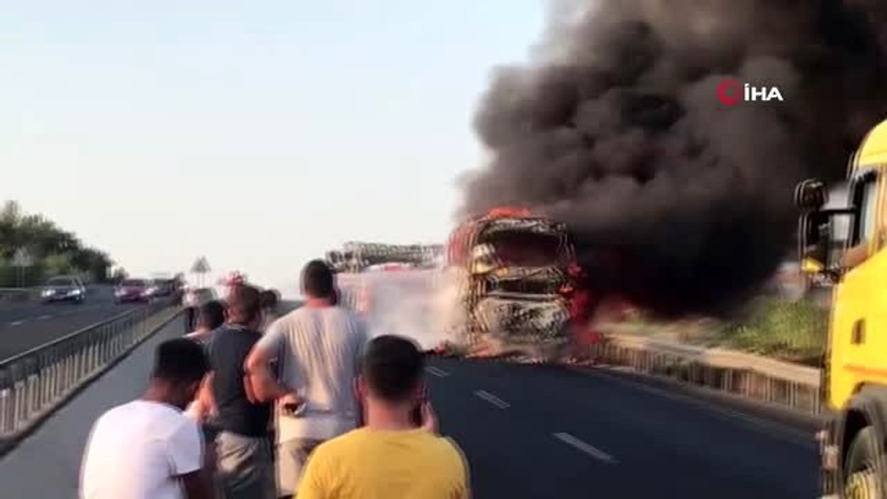Bursa- İzmir karayolunda iki günde 2. otobüs yangını...Otobüs alev alev böyle yandı