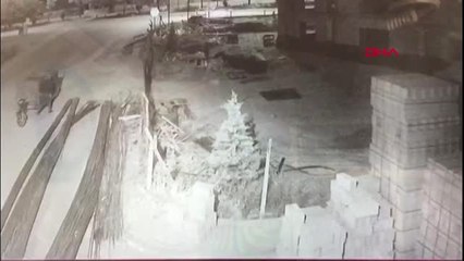 Cami inşaatından demir çaldı, kendisini uyaran vatandaşın üzerine motosikletini sürdü