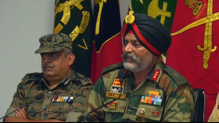 Thousands flee Kashmir after security alert: Indian official