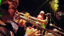 De gira con Los Pericos: trompetas