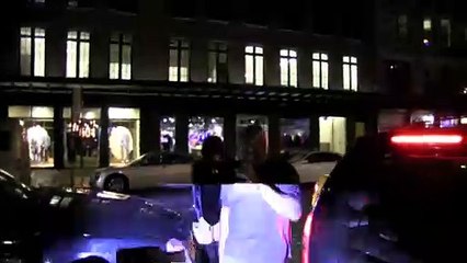 Rihanna se muestra con un nuevo look, nuevo corte de cabello y un traje como Gatúbela. Salió sola de fiesta hasta las 5 AM, regreso sola a su hotel.