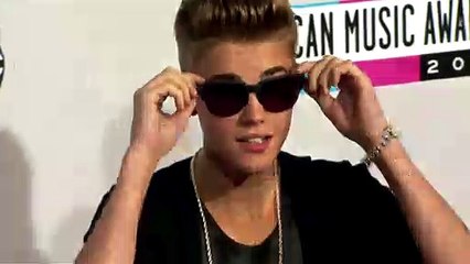 Justin Bieber se cayó montando su skateboard para luego subir el video en Instagram.