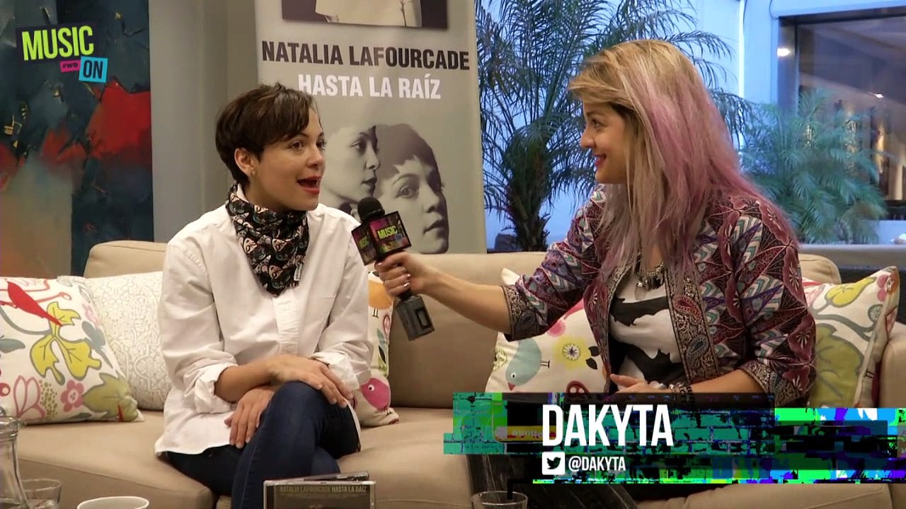 Natalia Lafourcade le cuenta a Dakyta los viajes que hizo mientras preparaba "Hasta la Raiz"