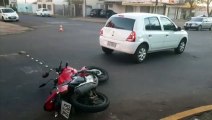 Motociclista bate na traseira de carro na Rua Pernambuco