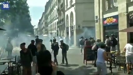 Télécharger la video: Riot police fired tear gas at protesters as violence erupts in Nantes