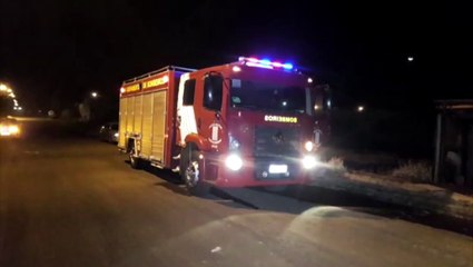 Incêndio atinge estrutura de madeira na Rua Golfinho, no Colmeia