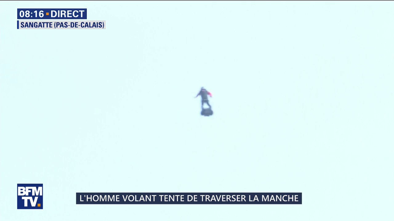 Franky Zapata vient de décoller de Sangatte à bord de son Flyboard pour tenter de traverser la Manche
