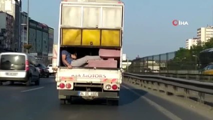 Eşya dolu kamyonetin kasasında tehlikeli yolculuk