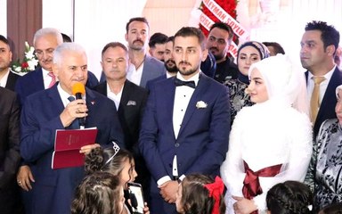 Binali Yıldırım'dan nikah şahitliğini yaptığı genç çifte esprili nasihat