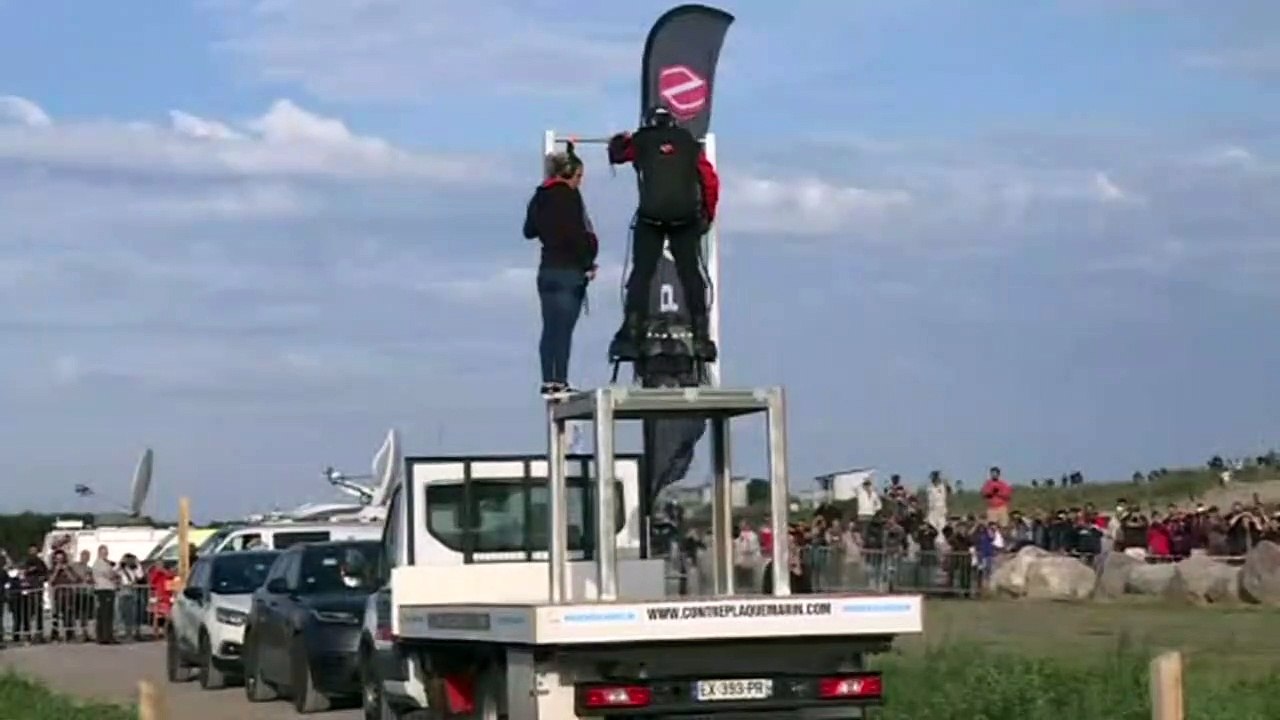 "fliegender mann" franky zapata überquert den Ärmelkanal