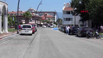 MUĞLA MARMARİS'TE 42 DERECE SICAKTA ŞEZLONGLAR DENİZE ÇEKİLDİ