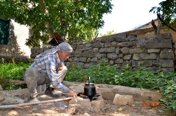 Harabe değirmende 40 yıldır tahıl öğüterek geçimini sağlıyor
