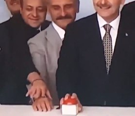 Egemen Bağış AKP'li Ahmet Hamdi Çamlı'nın eline bastı