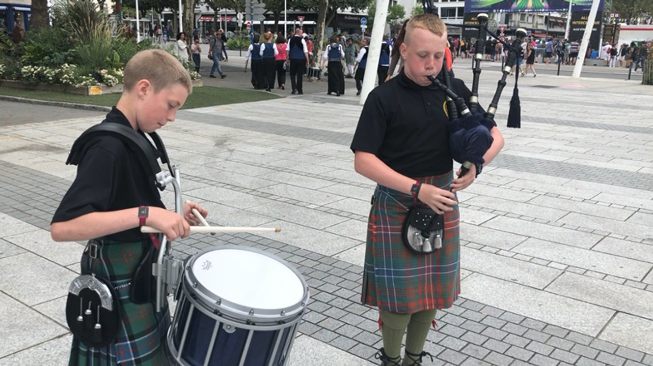 Festival Interceltique. Deux jeunes Nord-Irlandais jouent de la cornemuse pour un peu d’argent de poche