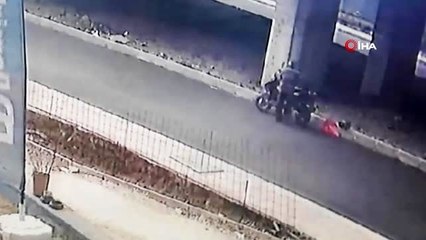 Arızalanan motosikletini yol kenarında böyle yaktı