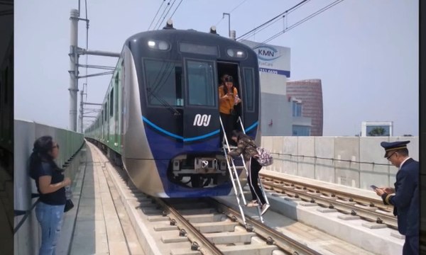 Pasokan Listrik Terhenti, Petugas Segera Evakuasi Penumpang MRT