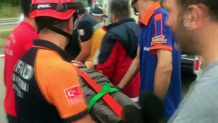 Kazazedelere yardım için duran minibüse otomobil çarptı: 1 ölü, 6 yaralı - KARABÜK