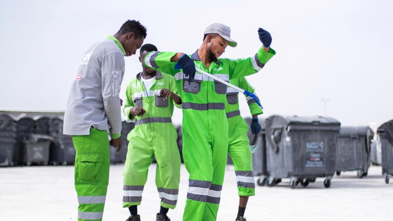 فيديو لعامل نظافة يرقص وهو يؤدي عمله يثير ضجة على السوشيال ميديا