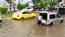 Şiddetli yağış sele neden oldu... Araçlar yolda mahsur kaldı