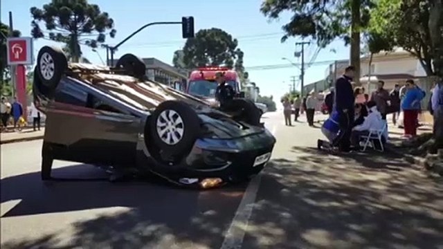 Ônix capota após colisão com Spacefox e deixa duas pessoas feridas no Bairro Neva