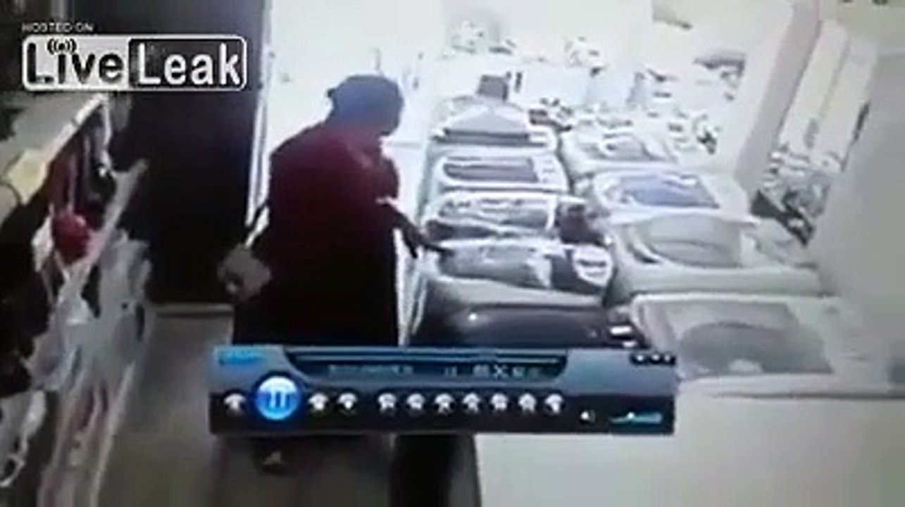 Elle réussit à embarquer un écran plat de 90cm sous la jupe... Voleuse efficace