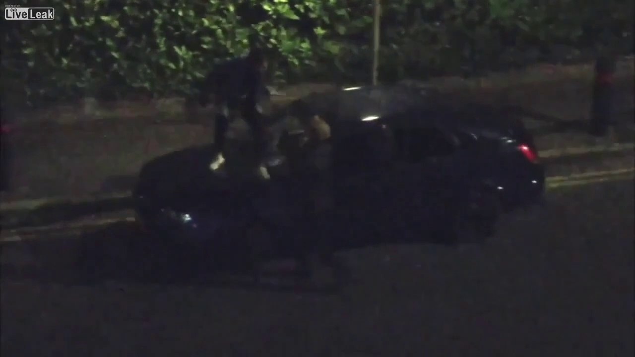 Une femme détruit la voiture de son copain infidèle... Vengeance
