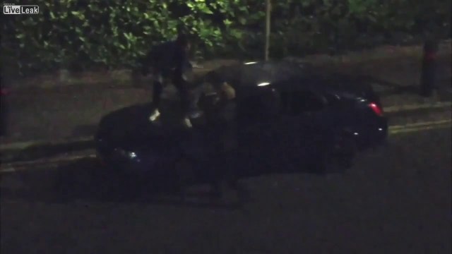 Une femme détruit la voiture de son copain infidèle... Vengeance