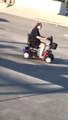 Une femme vient faire de la rampe en fauteuil roulant électrique dans un skatepark