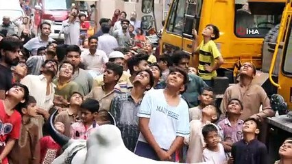 - Kurbanlık sığırları çatıdan vinçle indirdiler