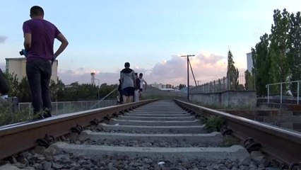 Kars'ta yolcu treninin çarptığı çocuk yaralandı