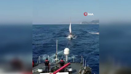 Motoru arızalanan sahil güvenlik teknesi limana çekti