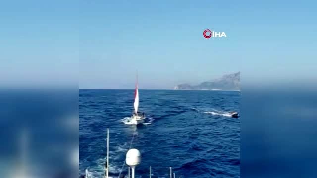 Motoru arızalanan sahil güvenlik teknesi limana çekti