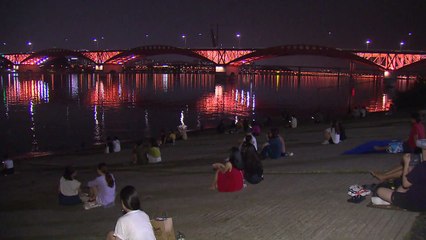 잠 못 드는 밤...열대야에 맞서는 시민들 / YTN