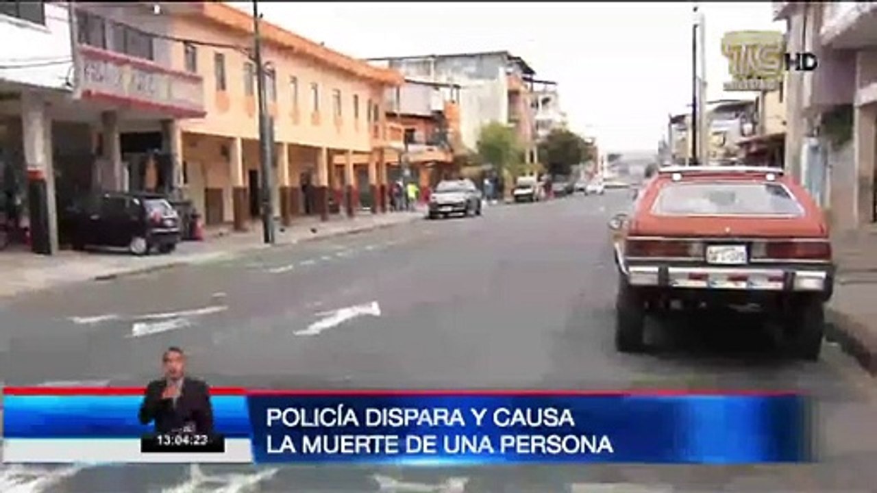 VIDEO | Policía manipulaba su arma cuando se disparó, dejó un herido y un muerto